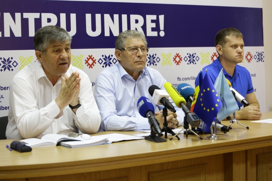 Mihai Ghimpu şi alţi liberali în timpul conferinţei de presă 25.07.2017 (pl.md)