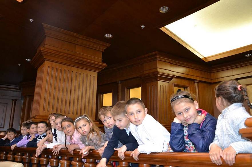 Copii din Republica Moldova, în sediul Parlamentului (facebook.com)