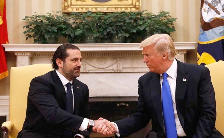 Preşedintele american Donald Trump dă mâna cu premierul libanez Saad Hariri în timpul întâlnirii lor în Biroul Oval al Casei Albe, în Washington, D.C., 25 iulie 2017.