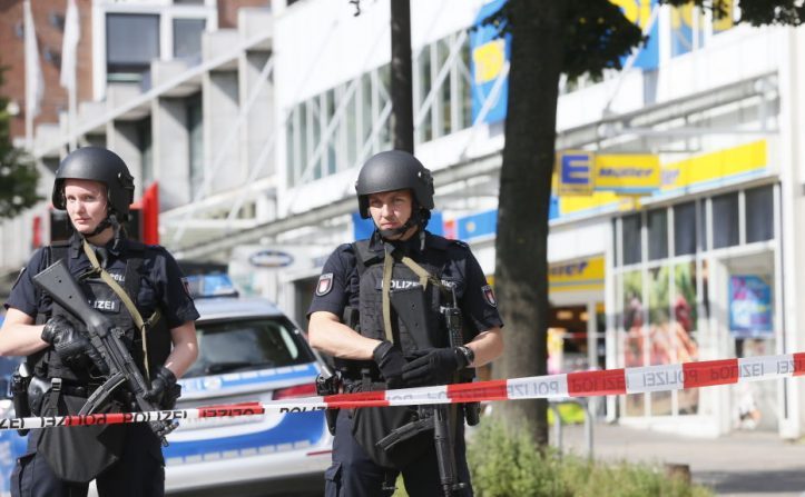 Poliţia izolează zona din jurul unui supermarket în oraşul german Hamburg, unde un bărbat a ucis o persoană şi a rănit alte câteva cu un cuţit in 28 iulie 2017. (Paul Weidenbaum/AFP/Getty Images)