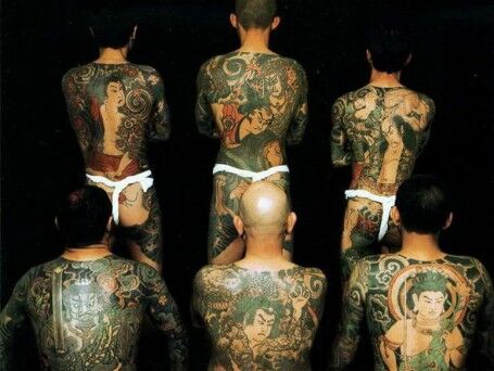 Cea mai mare parte a japonezilor asociază tatuajele cu Yakuza, mafia japoneză, ai cărei membri sunt tatuaţi.