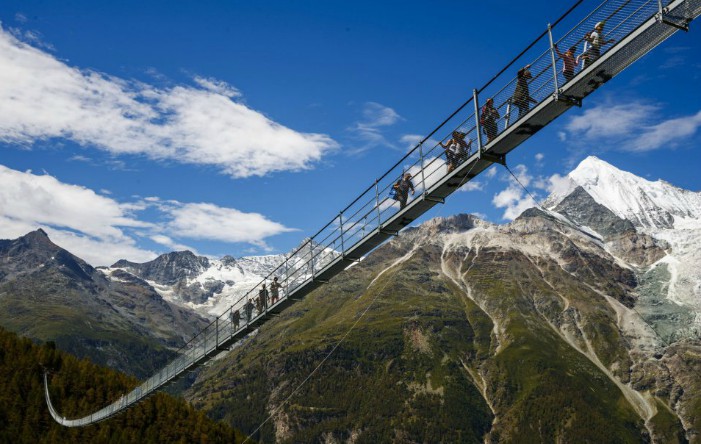 Cel mai lung pod pietonal suspendat din lume se află în Elveţia
