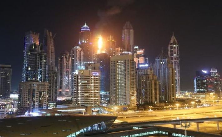 Torch Tower, un zgârâie-nori din Dubai, este cuprins de flăcări, 4 august 2017.