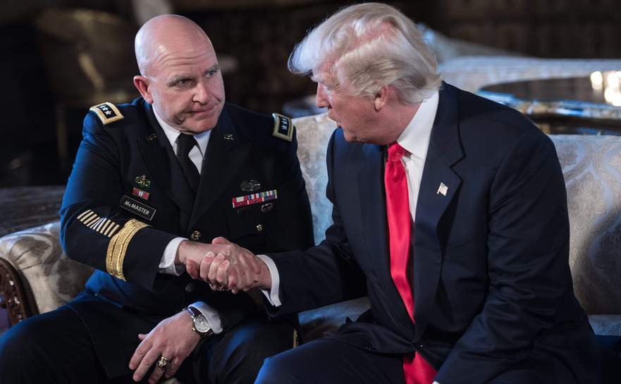 Preşedintele american Donald Trump (dr) şi generalul H.R. McMaster, consilierul pentru securitate naţională la Casa Albă. (Getty Images)