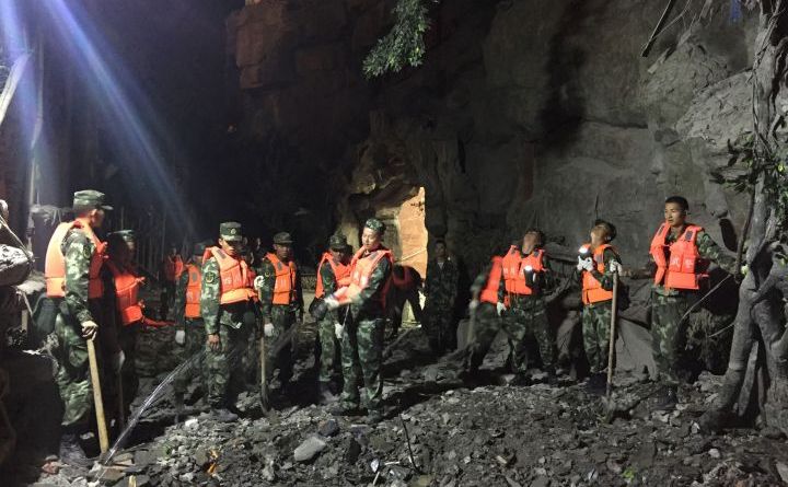 Poliţia  paramilitară chineză caută supravieţuitori după un cutremur în parcul  naţional Jiuzhai din provincia sud-vestică Sichuan, primele ore ale  zilei de 9 august 2017.