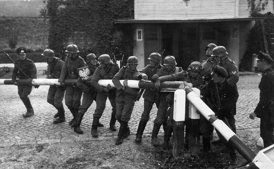 Soldaţii germani distrugând un punct polonez de trecere al frontierei (Hans Sönnke / Wikimedia Commons)