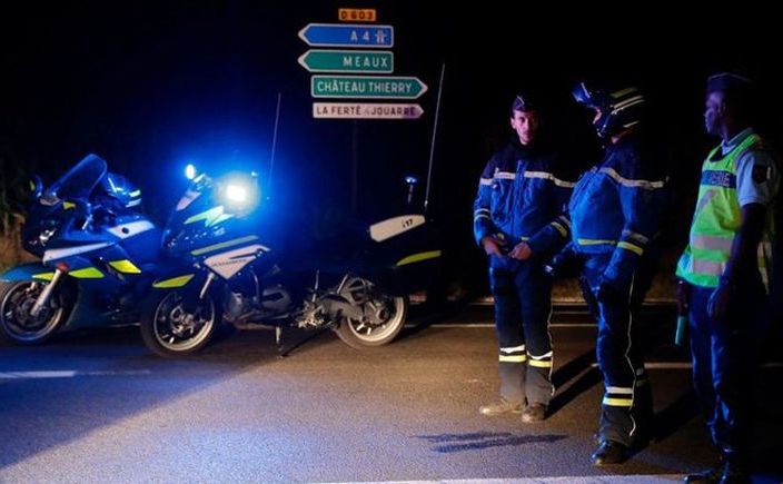 Poliţia franceză blochează un drum în apropiere de locul în care un bărbat a intrat cu maşina sa într-o pizzerie din Sept-Sorts, 55 km est de Paris, 14 august 2017.