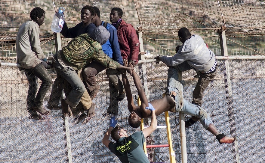Imigranţi traversează ilegal graniţa dintre Maroc şi Spania. (Captură Foto)