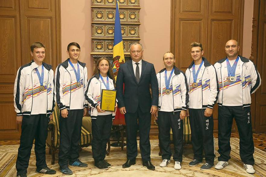 Igor Dodon cu grupul de sportivi ai R. Moldova reveniţi de la competiţii