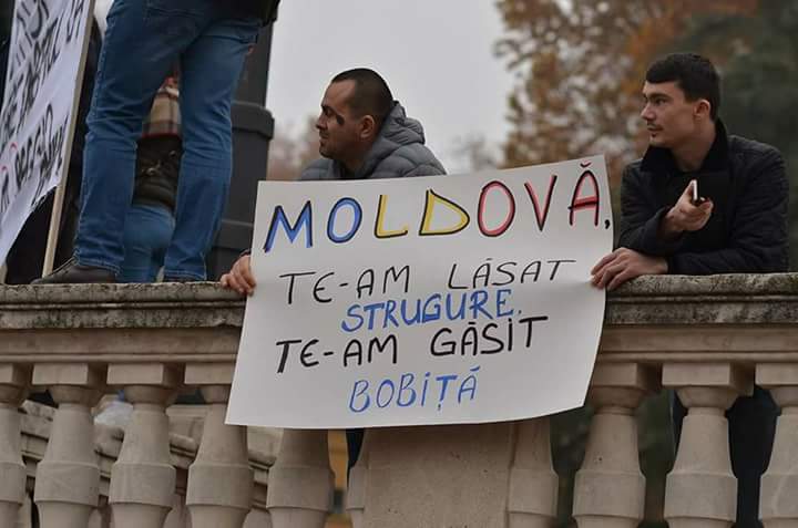 Reprezentanţi ai diasporei moldoveneşti la o acţiune de protest.