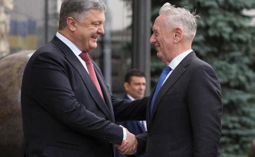 Preşedintele ucrainean Petro Poroşenko (st) dă mâna cu secretarul american al apărării Jim Mattis înaintea întâlnirii lor din Kiev, Ucraina, în 24 august 2017.