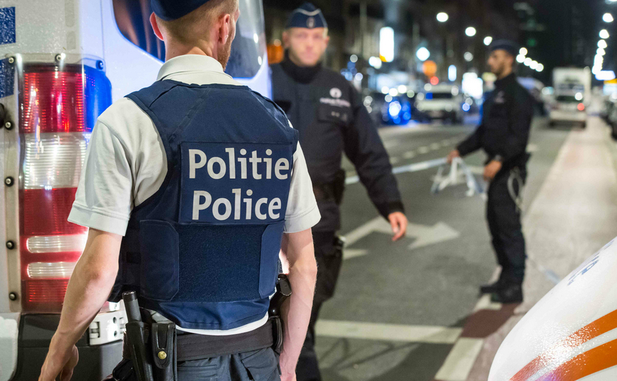 Poliţişti stau de pază pe Bulevardul Emile Jacqmain din centrul capitalei belgiene Bruxelles, 25 august 2017, după un atac cu o macetă asupra a trei soldaţi.