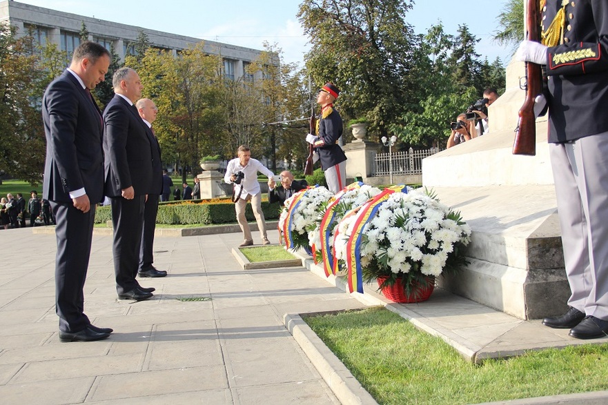 Depunere de flori la Monumentul Ştefan cel Mare de Ziua Independenţei R. Moldova