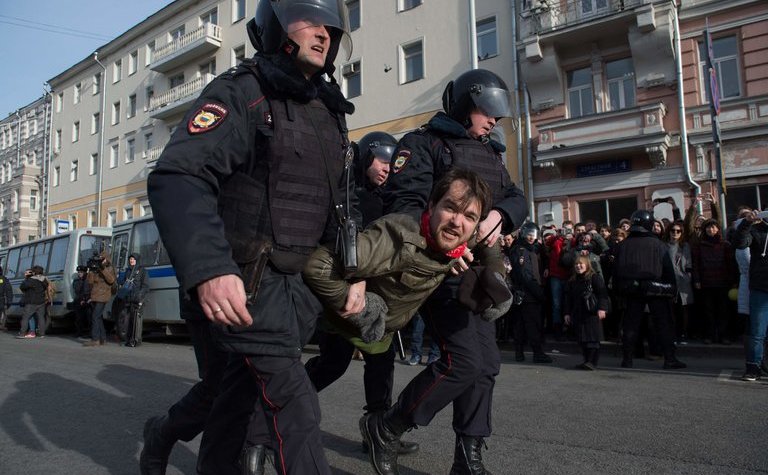 Poliţia rusă arestează un bărbat în timpul unui miting anticorupţie în Moscova în martie 2017. Sâmbătă, 26 august 2017, mai multe persoane au fost arestate în timpul unui miting de susţinere a libertăţii Internetului.