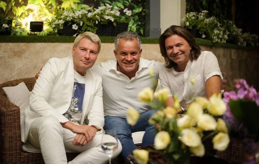 Vlad Plahotniuc în compania lui Nicolai Bascov şi Dmitrii Malicov care au evoluat în PMAN de Ziua Independentei (facebook.com)