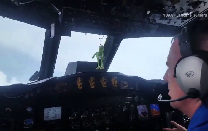 Un grup de oameni de ştiinţă de la NOOA au zburat în mijlocul uraganului "Harvey" (captură video)