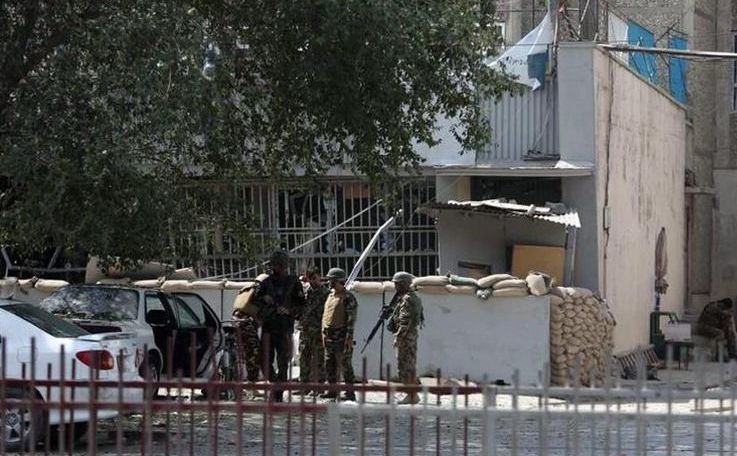 Forţe de ordine sosesc la locul unei explozii, care a avut loc la intrarea unei sucursale a Kabul Bank, din capitala afgană Kabul, 29 august 2017.