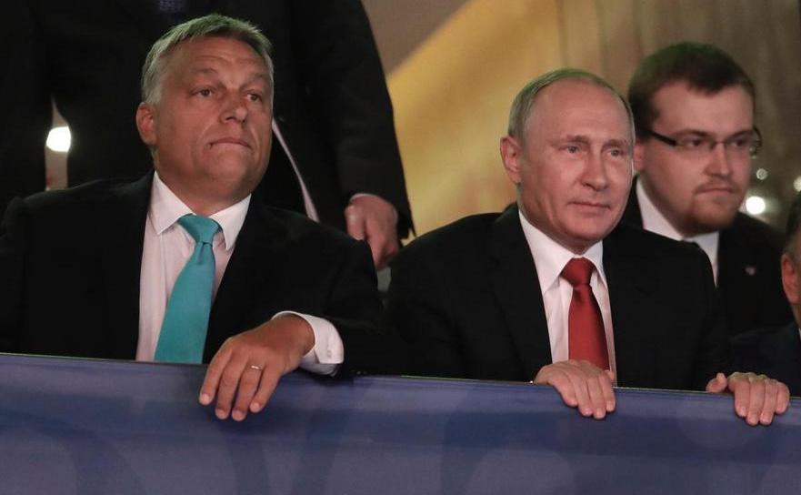 Preşedintele rus Vladimir Putin (dr) şi premierul ungar Viktor Orban (st) prezenţi la Campionatul Mondial de Judo din Budapesta, 28 august 2017. (Captură Foto)