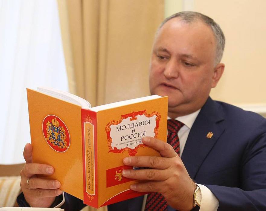 Igor Dodon citind cartea „Moldova şi Rusia” (facebook.com)