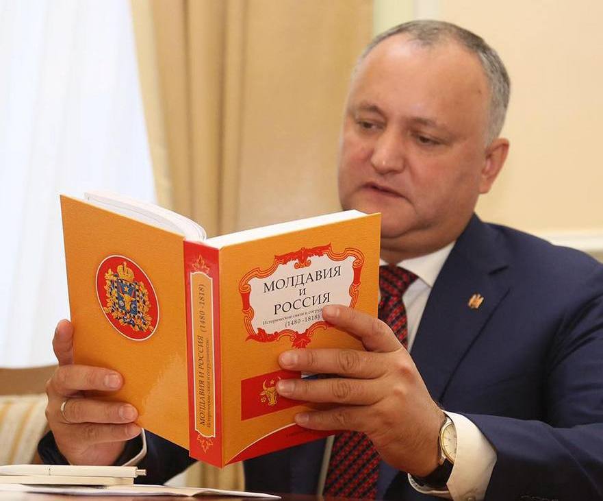 Igor Dodon citeşte din cartea „Moldova şi Rusia” (facebook.com / Dodon Igor)