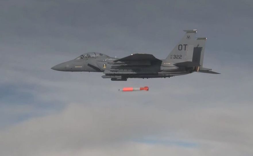 Avion de luptă american lansează o bombă B61-12 în timpul unui test în Nevada, SUA.