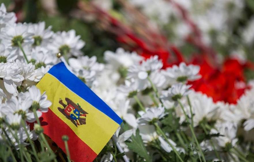 Flori depuse la monumentul lui Eminescu de Ziua Limbii Române a R. Moldova (facebook.com)
