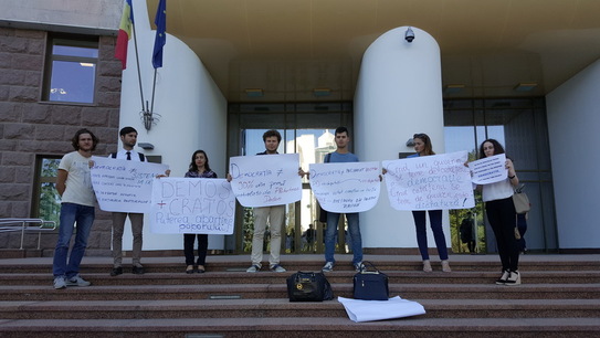 Flasmob de Ziua Democraţiei în faţa Parlamentului, organizat de PAS Youth (PAS)