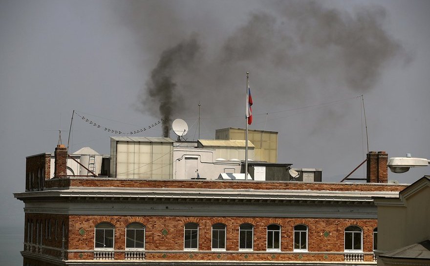 Fum negru ieşind de pe un horn al clădirii Consulatului rus din San Francisco, 1 septembrie 2017, California, SUA. (Justin Sullivan/Getty Images)