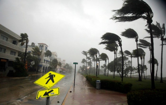 Uraganul Irma soseşte în Florida de Sud, în Miami Beach, 10 septembrie 2017 (REUTERS / Carlos Barria)