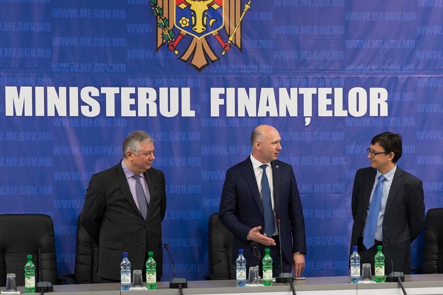 Pavel Filip şi Octavian Armaşu (dreapta) la Ministerul Finanţelor a R. Moldova (facebook.com)