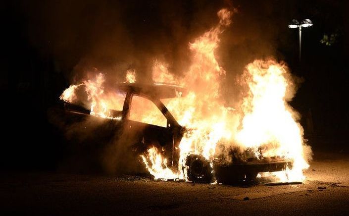 Automobil incendiat în Kroksback, o suburbie a oraşului suedez Malmö.