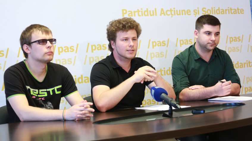 Dan Perciun (centru) şi Victor Spânu (dreapta) membri PAS (unpaspentru.md)