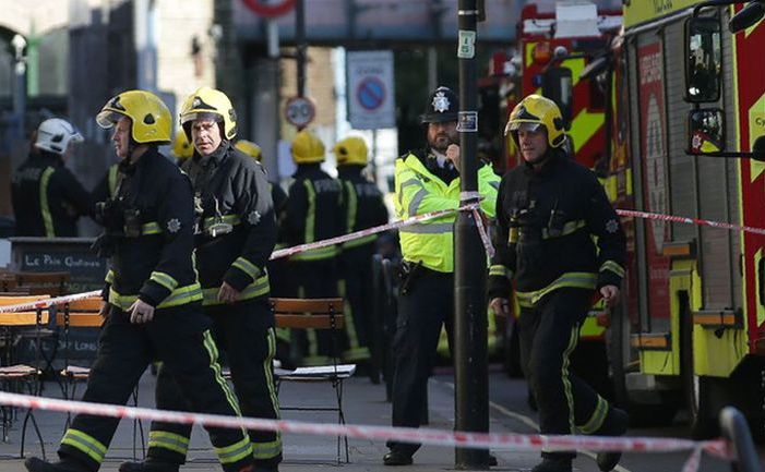 Membri ai serviciilor de urgenţă lucrează lângă staţia de metrou Parsons Green din Londra, 15 septembrie 2017.