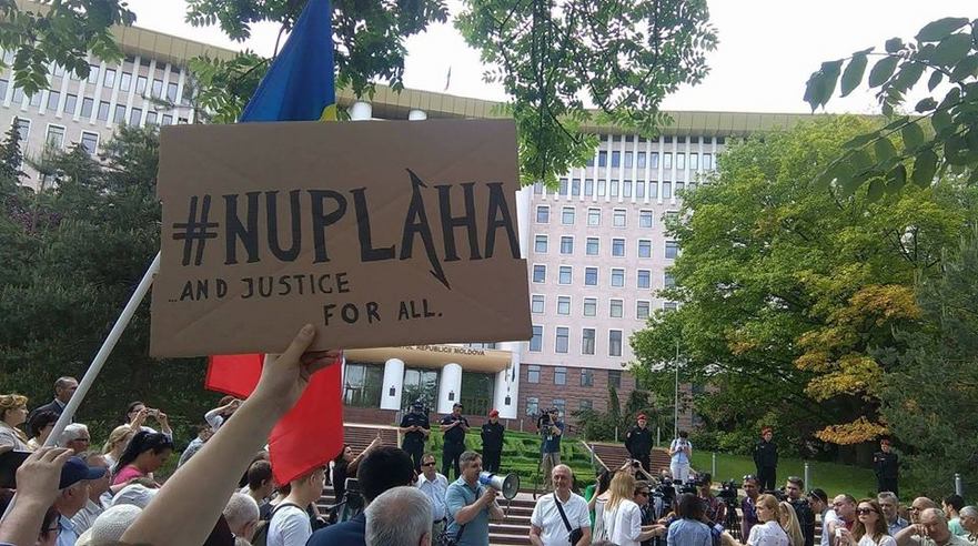 Protest în faţa Parlamentului de la Chişinău împotriva sistemului mixt de vot