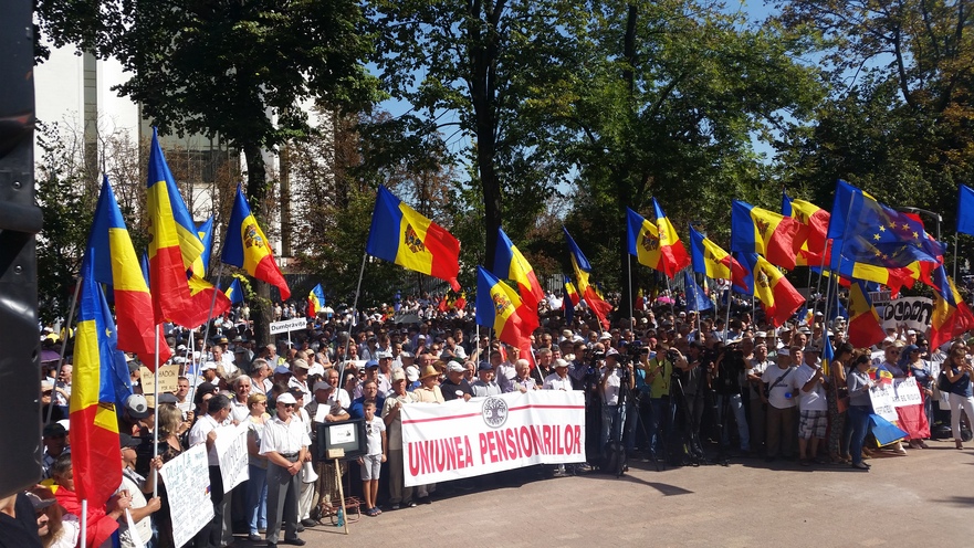 Protest în faţa Parlamentului de la Chişinău, împotriva votului mixt
