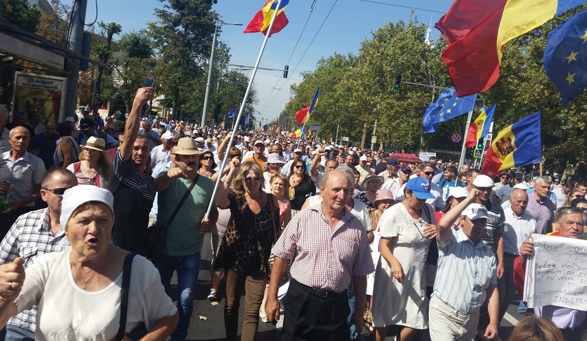 Protest în faţa Parlamentului de la Chişinău