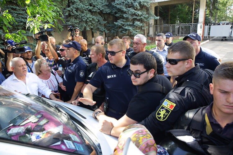Microbuzul înconjurat de protestatari şi poliţişti la manifestaţia din faţa postului TV Moldova 1 din R. Moldova 17.09.2017