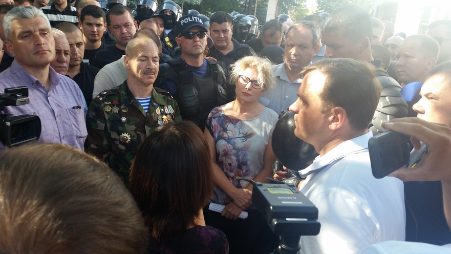 Directorul Televiziunii Naţionale, Ecaterina Stratan la discuţii cu protestatarii (The Epoch Times România)