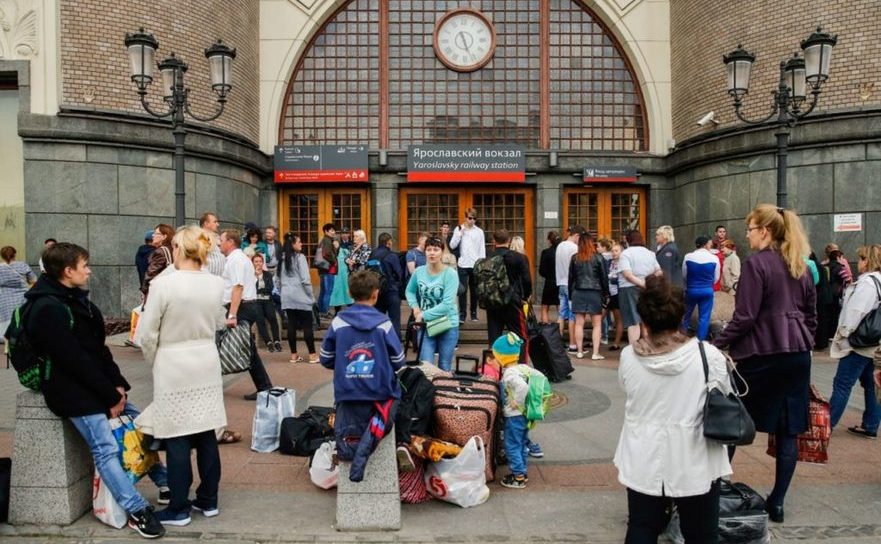 Pasagerii aşteaptă în faţa uşilor închise ale terminalului feroviar Iaroslavski, Moscova, 13 septembrie 2017. (Maxim Zmeiev/AFP/Getty Images)