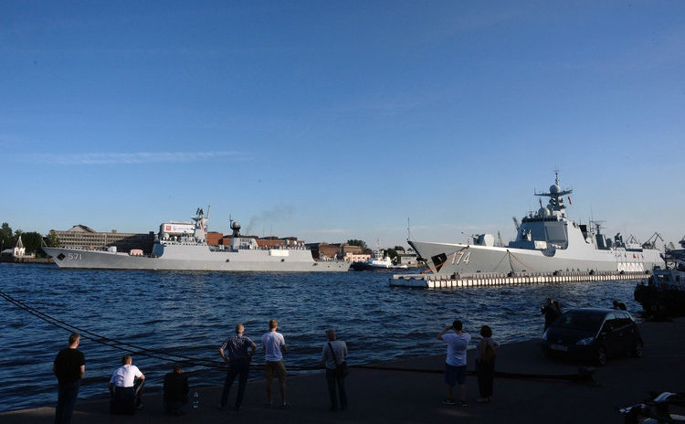 Distrugătorul chinez Hefei din clasa 052D (dr) şi fregata chineză Yuncheng din clasa 054A sunt andocate în St. Petersburg, Rusia, 27 iulie 2017.