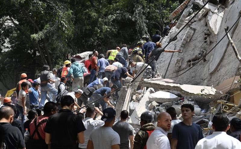 Oamenii caută posibile victime sau supravieţuitori sub dărâmăturile provocate în Mexico City de un cutremur masiv care a lovit Mexicul, 19 september 2017.