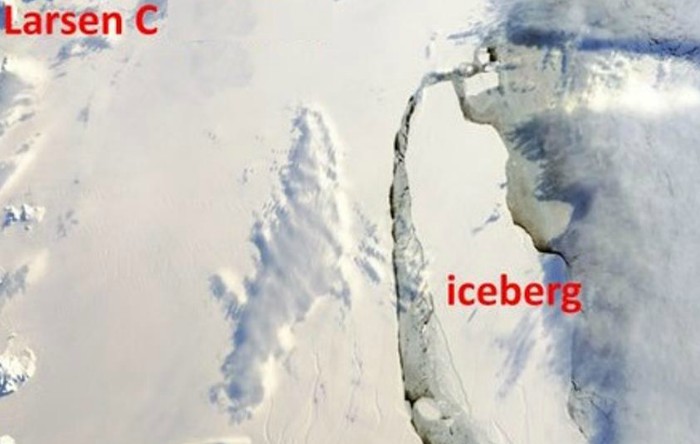 Icebergul A-68, în partea dreaptă, se separă de banchiza Larsen C
