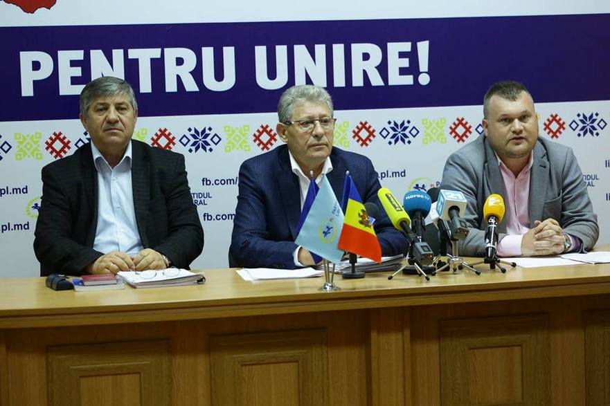 Ion Casian, deputat PL, Mihai Ghimpu, preşedintele PL şi Ion Cebanu, consilier municipal PL