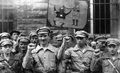 Membrii  organizaţiei extremiste Antifa salută cu pumnul strâns pe 1 septembrie 1928. Intenţia iniţială a grupului a fost să  aducă o dictatură comunistă în Germania (Photos / Getty Images)