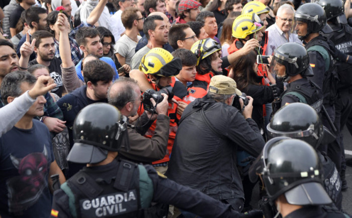 Ciocniri între forţele de ordine spaniole şi manifestanţii catalani pro-independenţă, Barcelona, 1 octombrie 2017.