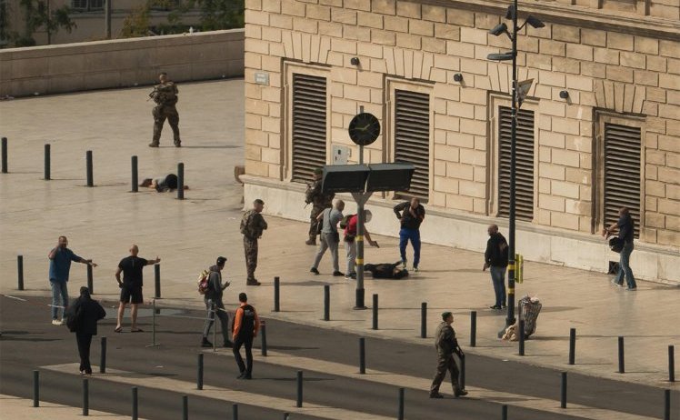 O imagine cu scena atacului din Marsilia, 1 octombrie 2017: in dreapta, suspectul este văzut întins pe jos, iar in stânga una dintre victimele sale.