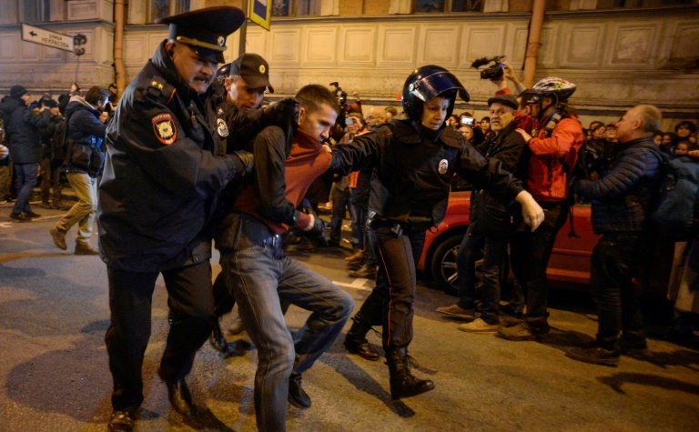 Poliţiştii arestează un manifestant în timpul unui protest neautorizat anti-guvern desfăşurat în oraşul rusesc Sankt Petersburg, 7 octombrie 2017. (Captură Foto)