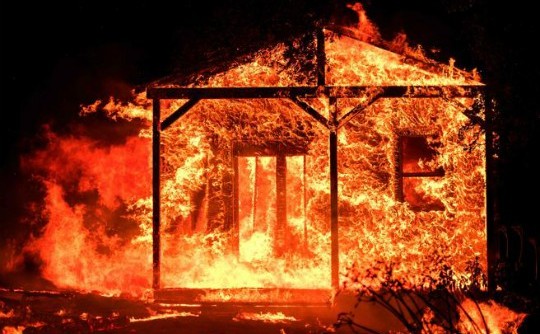Incendiul devastează o casă în regiunea viticolă Napa, California (Josh Edelson / AFP)