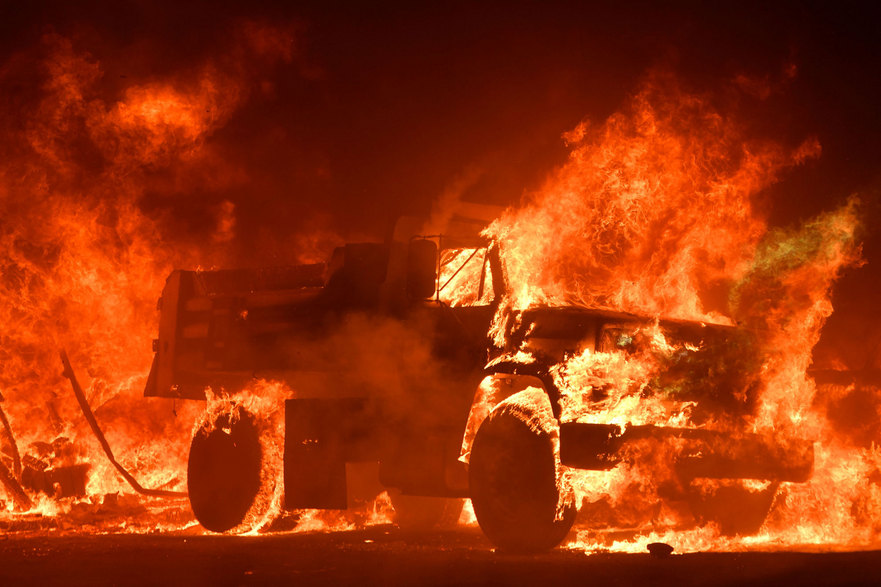 Camion cuprins de flăcări în regiunea Napa din nordul Californiei, SUA, octombrie 2017.