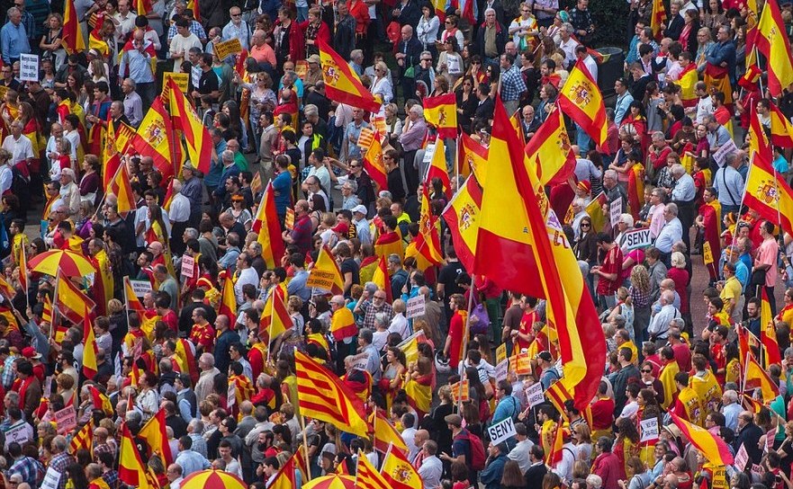 Manifestanţi anti-secesiune se adună în Piaţa Catalunya din Barcelona în timpul unui protest organizat cu ocazia Zilei Naţionale a Spaniei, 12 octombrie 2017. (Getty Images)